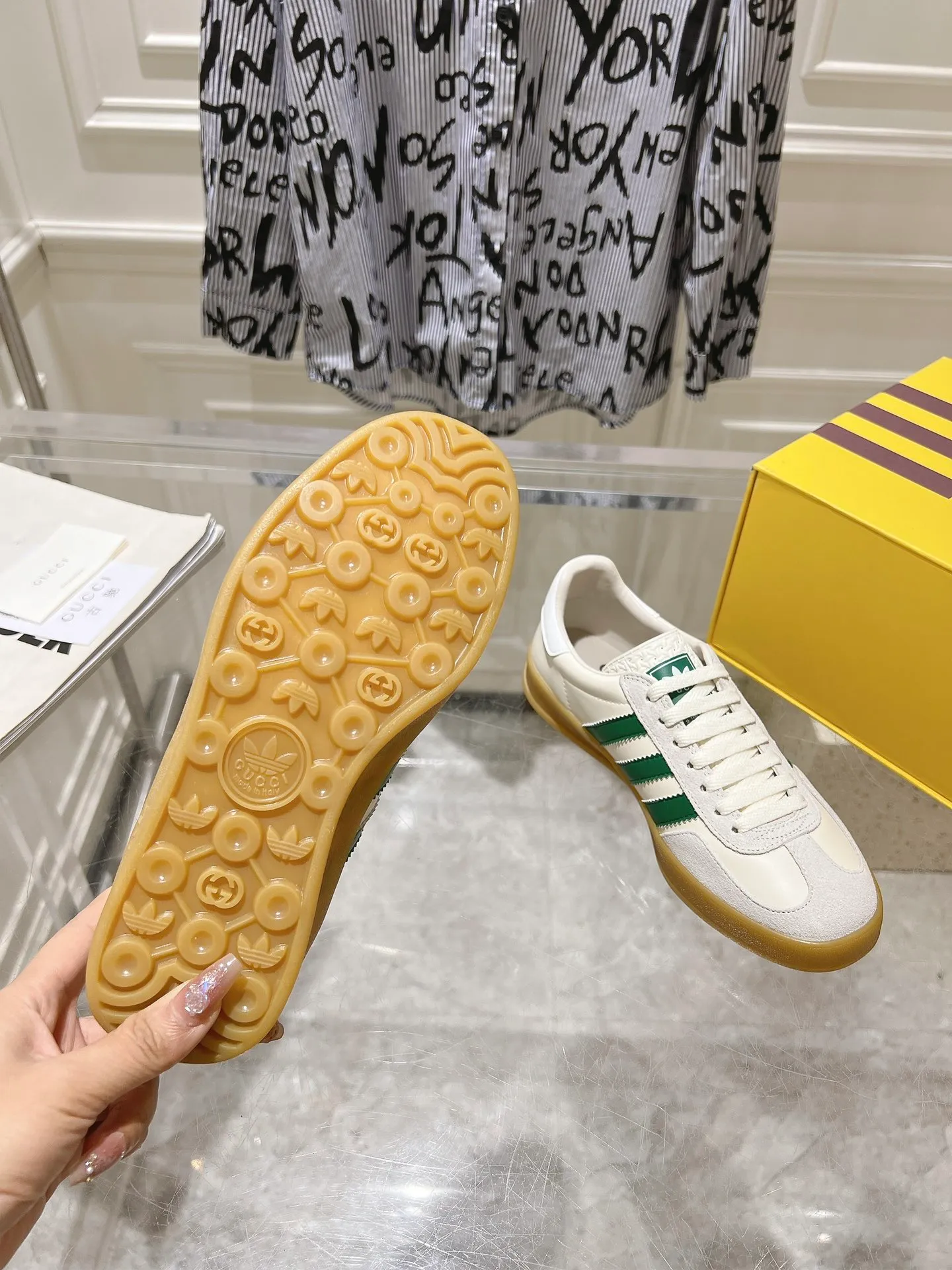 👟👟Ex-factory price 520👟👟Gucci&adidas joint limited edition couple's sneakers. A super nice joint casual sneaker with rich and bold colors! It showed everyone a completely different charm from the past! Combining retro style and youthful sports style to create a new aesthetic! Vitality yet stylish at the same time! ! Upper - made of cowhide, cowhide, cloth. Lining - sheepskin lining for foot pads. Sole - original open-molded beef tendon non-slip and wear-resistant outsole. Size: 35-47 (couple style)